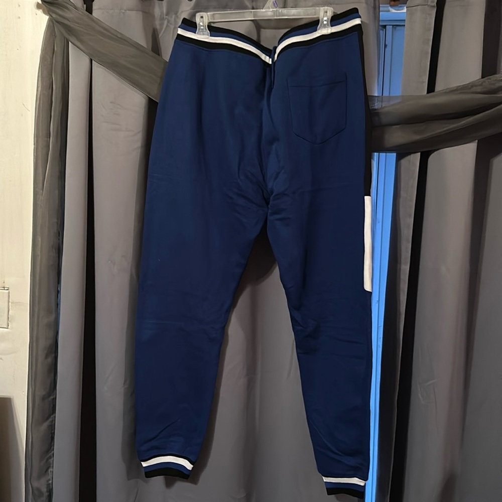 Men’s 2 piece jogging suit.